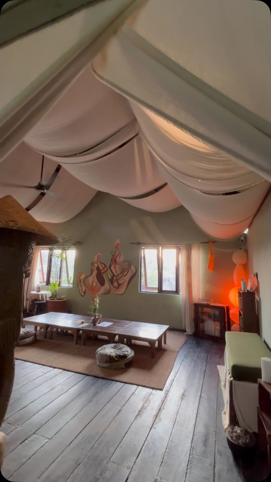lantai atas, Alon-Alon — tempat tangan berkarya